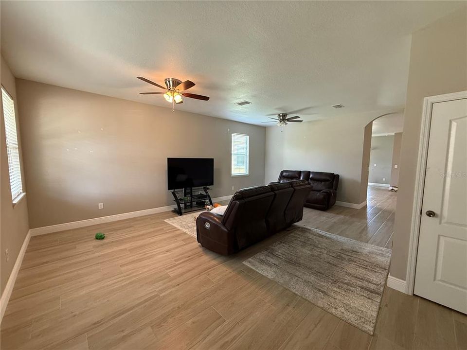 For Sale: $325,000 (3 beds, 2 baths, 1810 Square Feet)