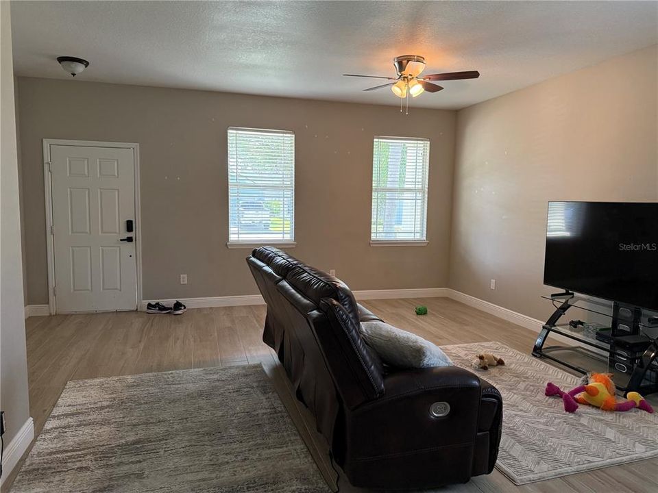 For Sale: $325,000 (3 beds, 2 baths, 1810 Square Feet)