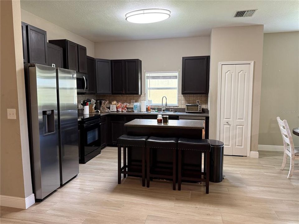 For Sale: $325,000 (3 beds, 2 baths, 1810 Square Feet)