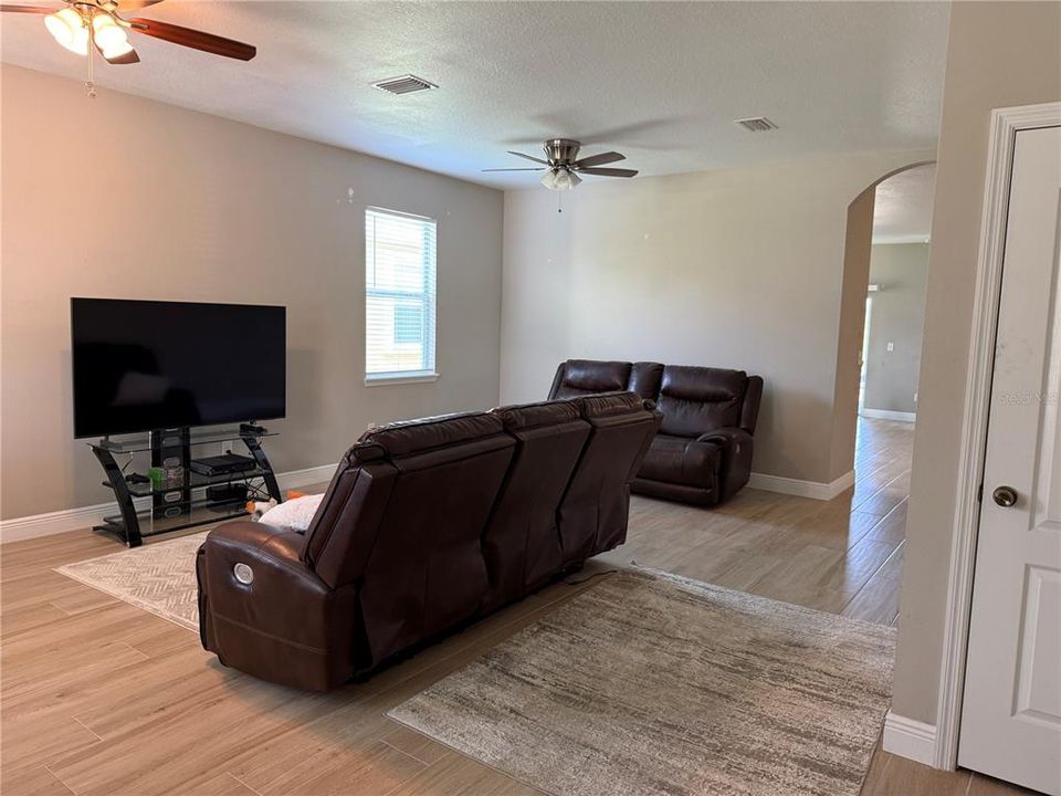 For Sale: $325,000 (3 beds, 2 baths, 1810 Square Feet)