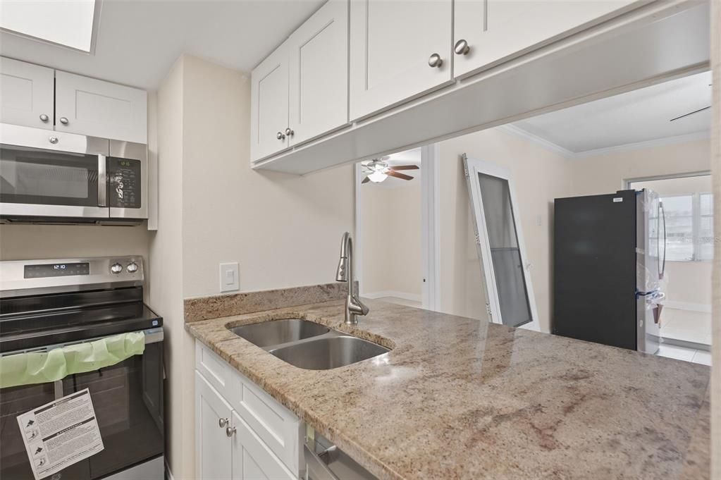 For Rent: $1,200 (1 beds, 1 baths, 728 Square Feet)