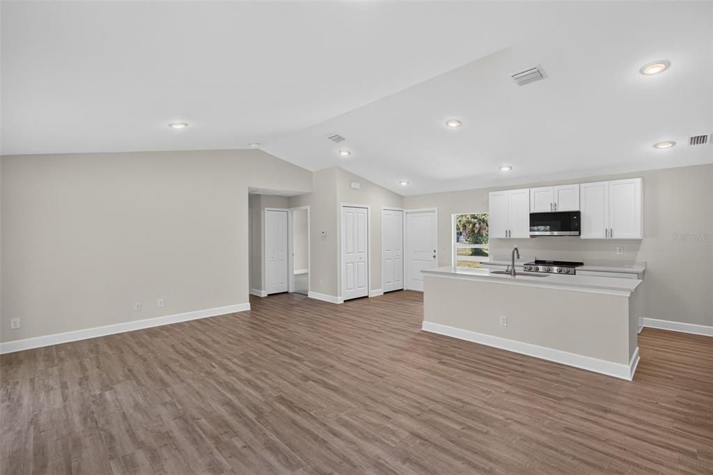 For Sale: $284,500 (3 beds, 2 baths, 1333 Square Feet)