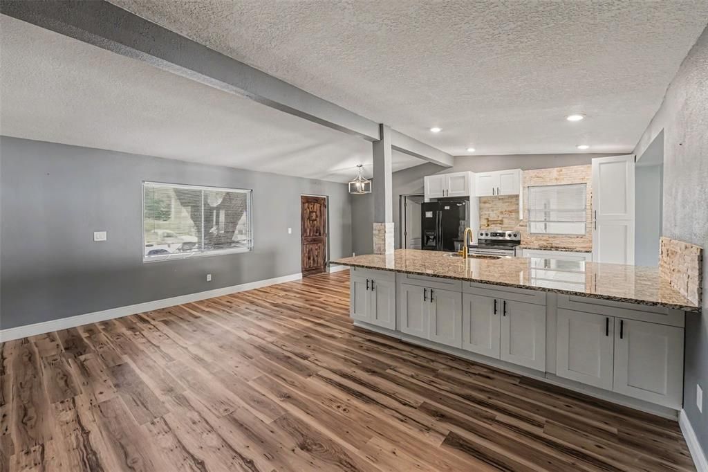 En Venta: $679,900 (4 camas, 3 baños, 1711 Pies cuadrados)