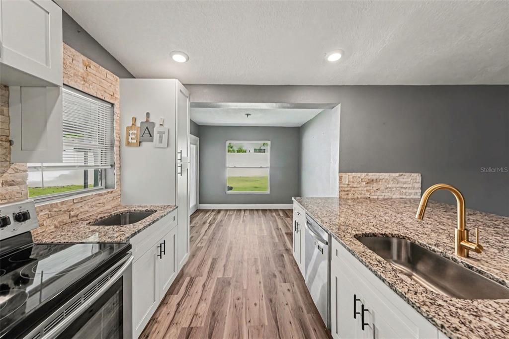 En Venta: $679,900 (4 camas, 3 baños, 1711 Pies cuadrados)
