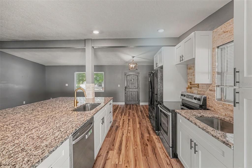 En Venta: $679,900 (4 camas, 3 baños, 1711 Pies cuadrados)