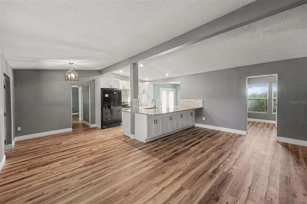 En Venta: $679,900 (4 camas, 3 baños, 1711 Pies cuadrados)