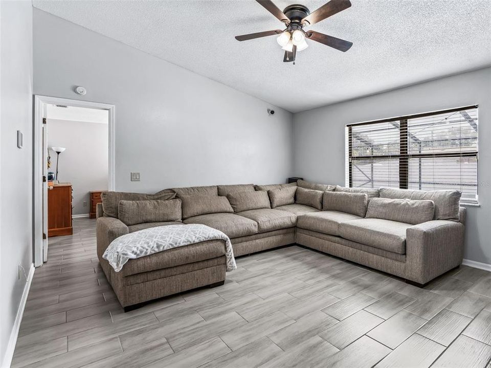 En Venta: $337,500 (4 camas, 2 baños, 1907 Pies cuadrados)