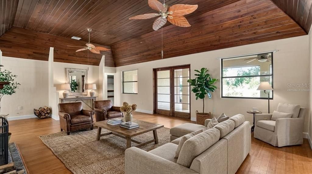 For Sale: $449,000 (2 beds, 1 baths, 1211 Square Feet)