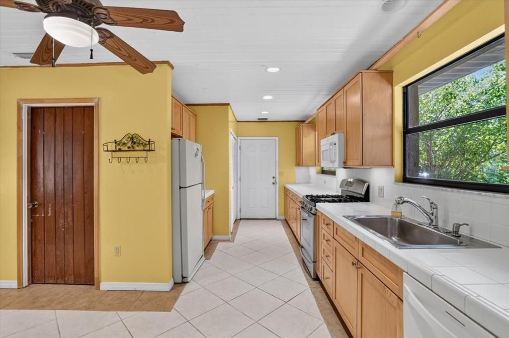 For Sale: $449,000 (2 beds, 1 baths, 1211 Square Feet)