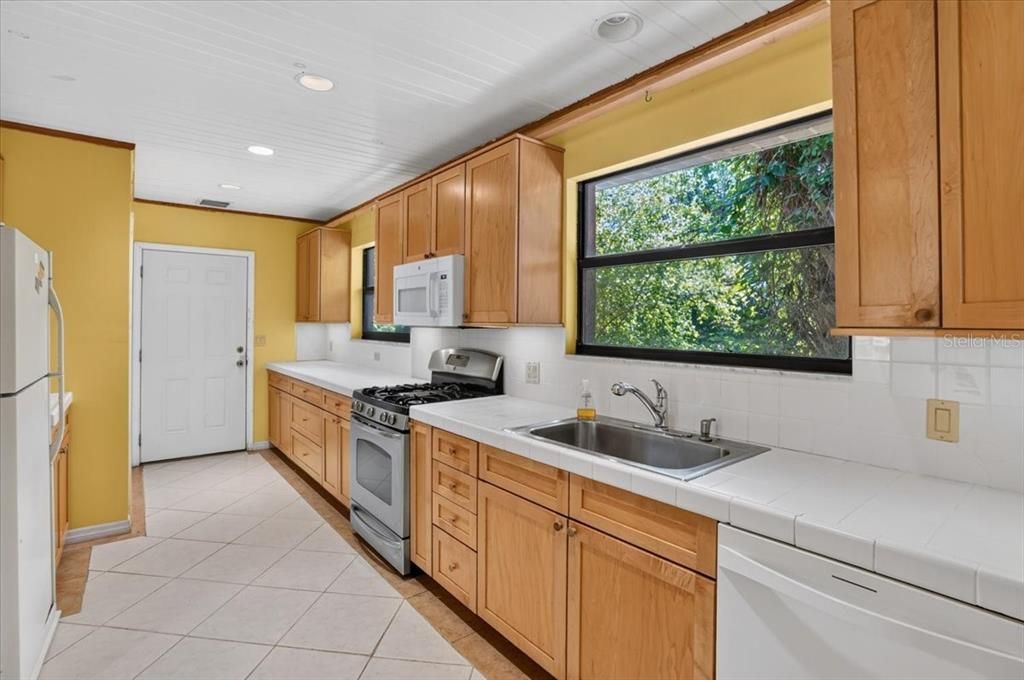 For Sale: $449,000 (2 beds, 1 baths, 1211 Square Feet)