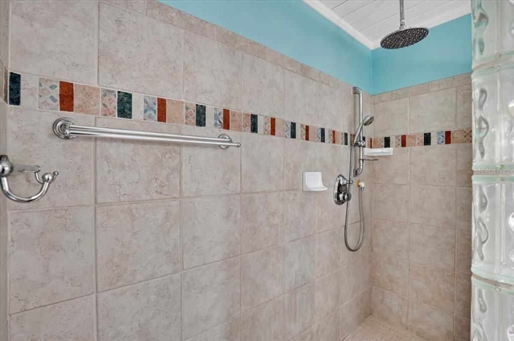 For Sale: $449,000 (2 beds, 1 baths, 1211 Square Feet)