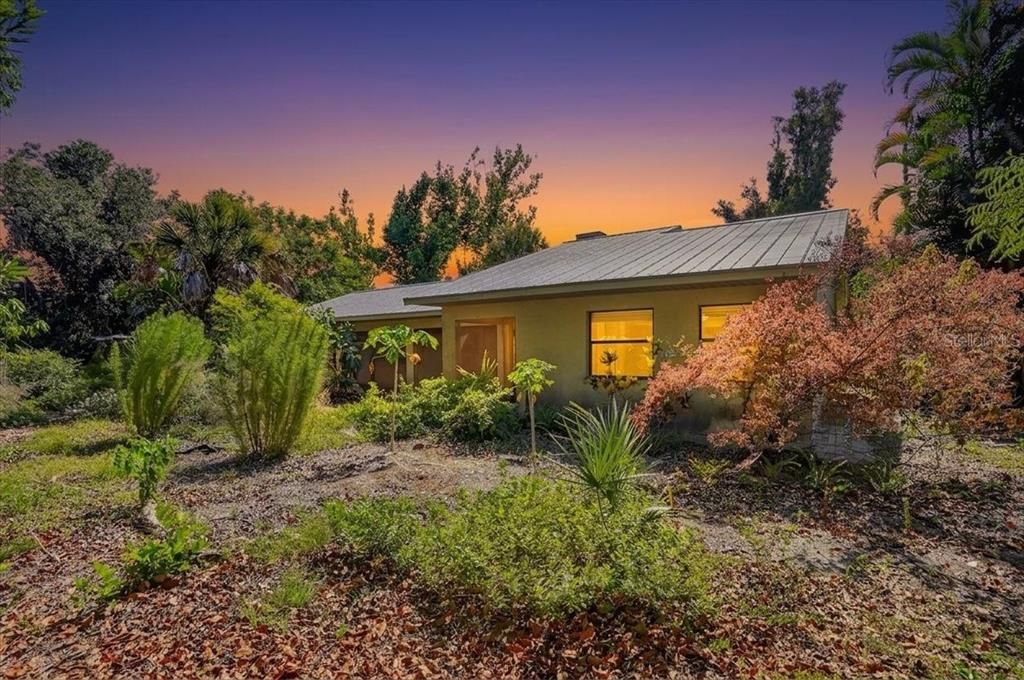 For Sale: $449,000 (2 beds, 1 baths, 1211 Square Feet)