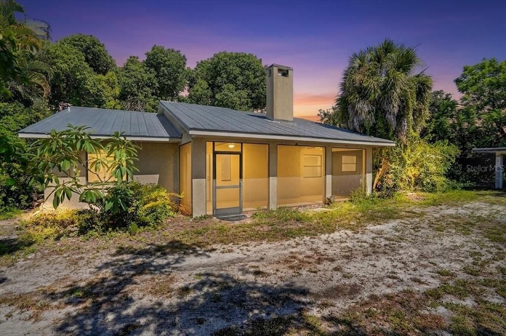 For Sale: $449,000 (2 beds, 1 baths, 1211 Square Feet)