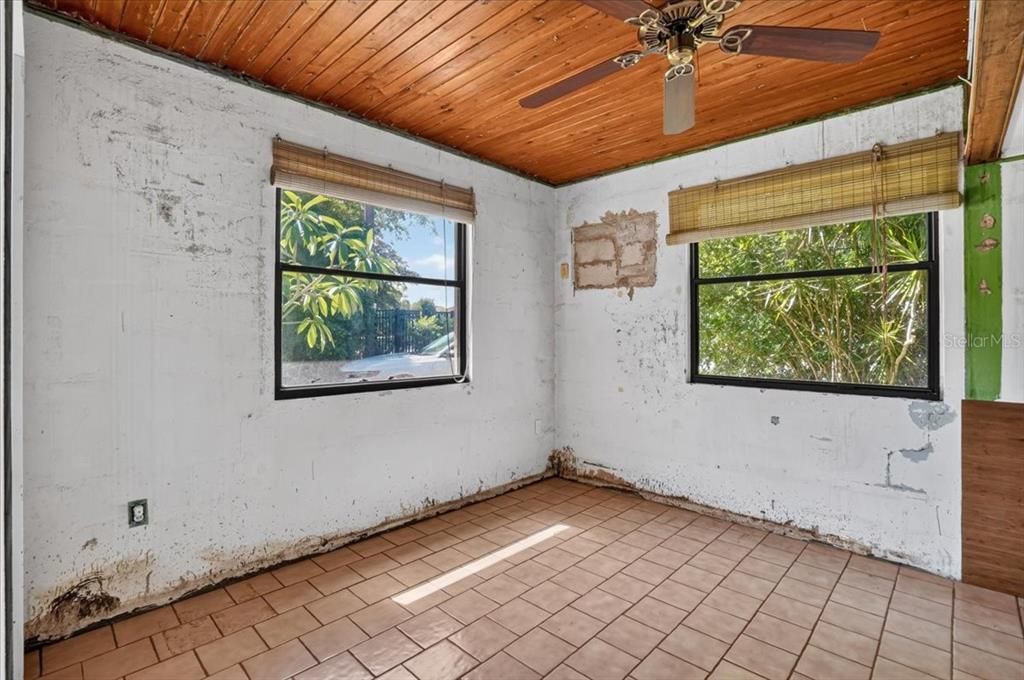 For Sale: $449,000 (2 beds, 1 baths, 1211 Square Feet)