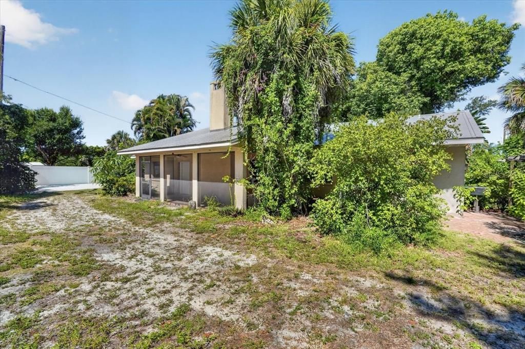 For Sale: $449,000 (2 beds, 1 baths, 1211 Square Feet)