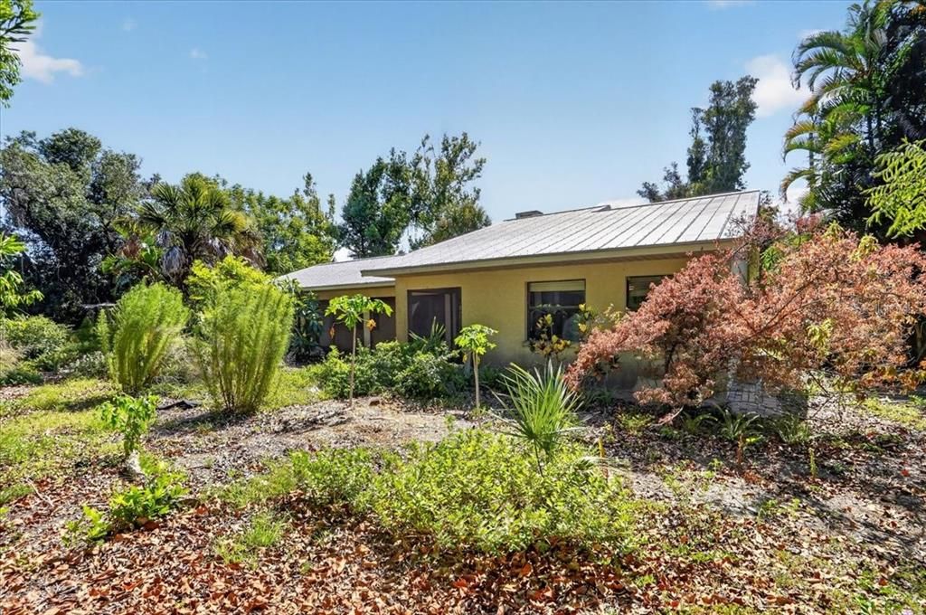 For Sale: $449,000 (2 beds, 1 baths, 1211 Square Feet)