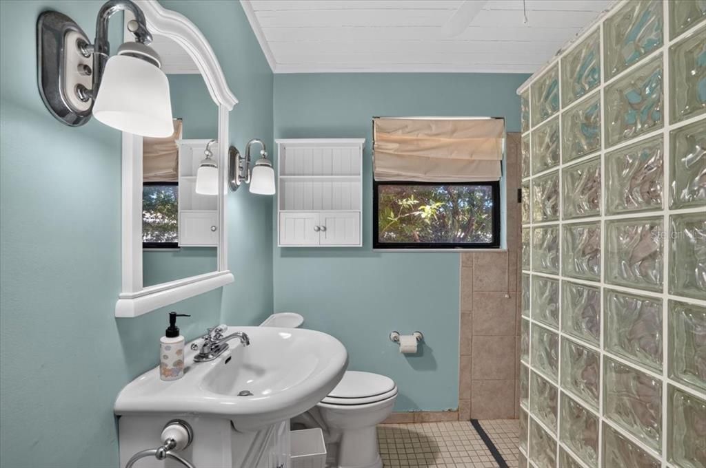 For Sale: $449,000 (2 beds, 1 baths, 1211 Square Feet)