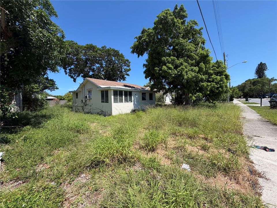 For Sale: $324,999 (1 beds, 1 baths, 624 Square Feet)