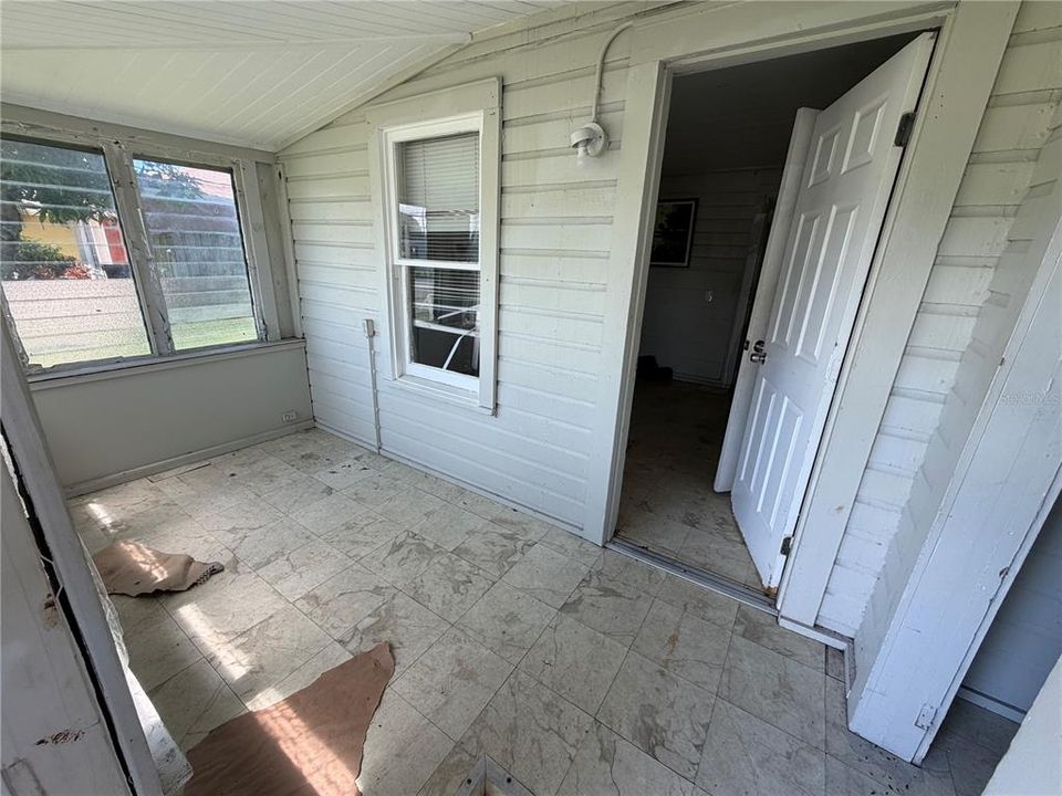 For Sale: $324,999 (1 beds, 1 baths, 624 Square Feet)