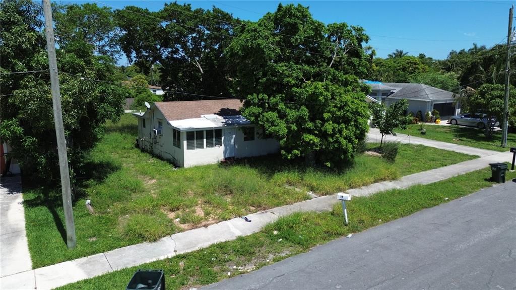 For Sale: $324,999 (1 beds, 1 baths, 624 Square Feet)