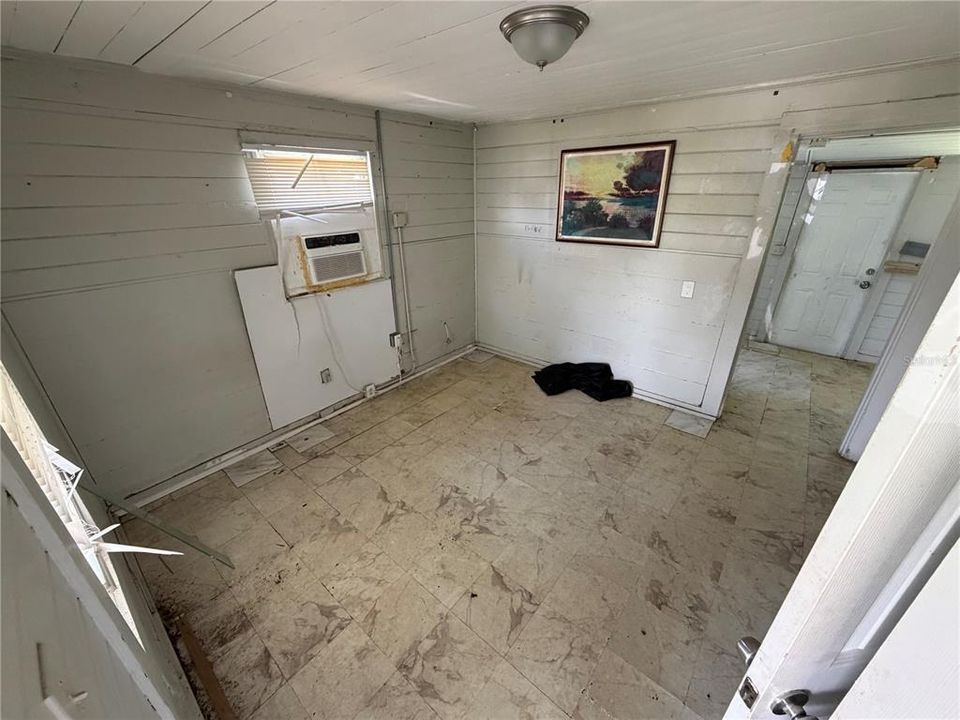 For Sale: $324,999 (1 beds, 1 baths, 624 Square Feet)
