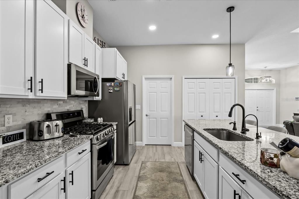 En Venta: $639,900 (4 camas, 2 baños, 1705 Pies cuadrados)