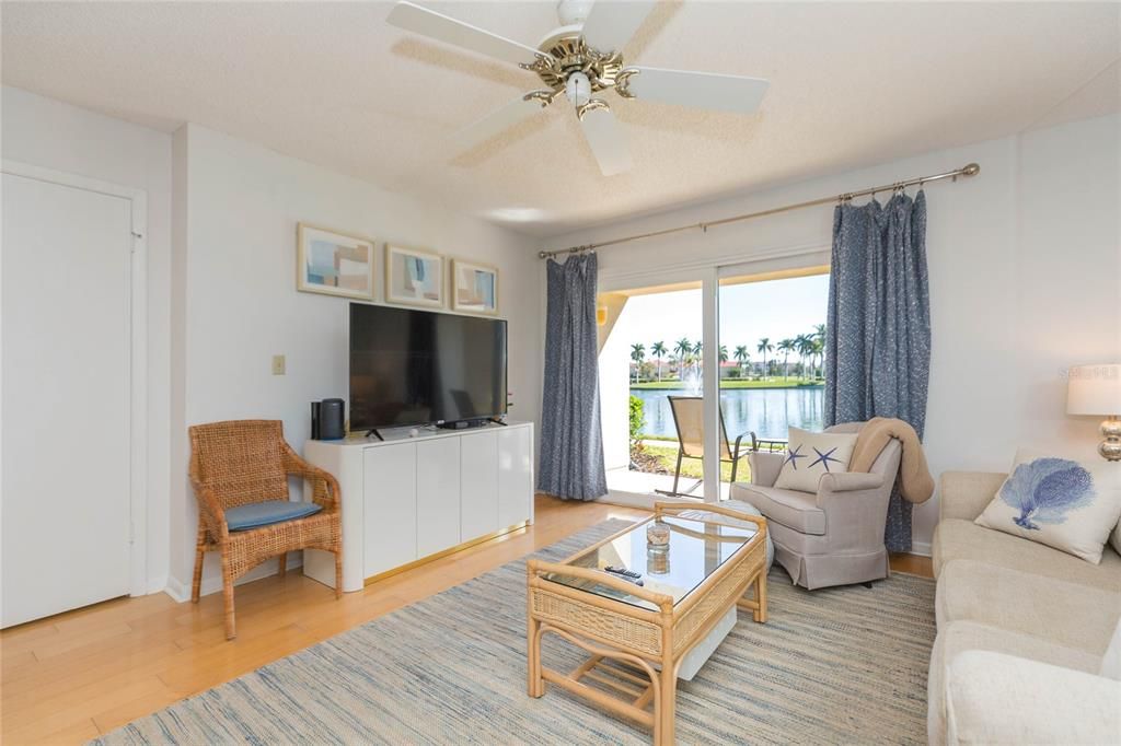 В аренду: $2,700 (2 спален, 2 ванн, 1075 Квадратных фут)