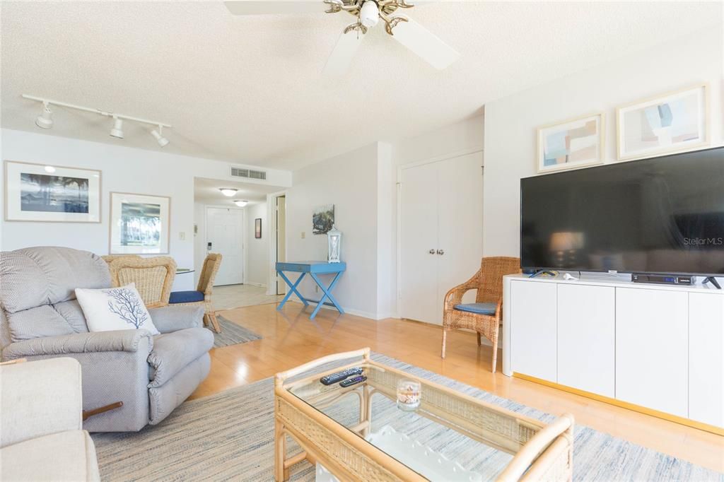 В аренду: $2,700 (2 спален, 2 ванн, 1075 Квадратных фут)