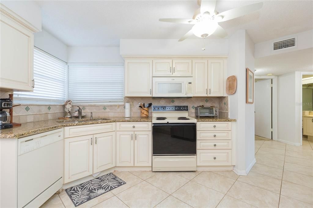 В аренду: $2,700 (2 спален, 2 ванн, 1075 Квадратных фут)