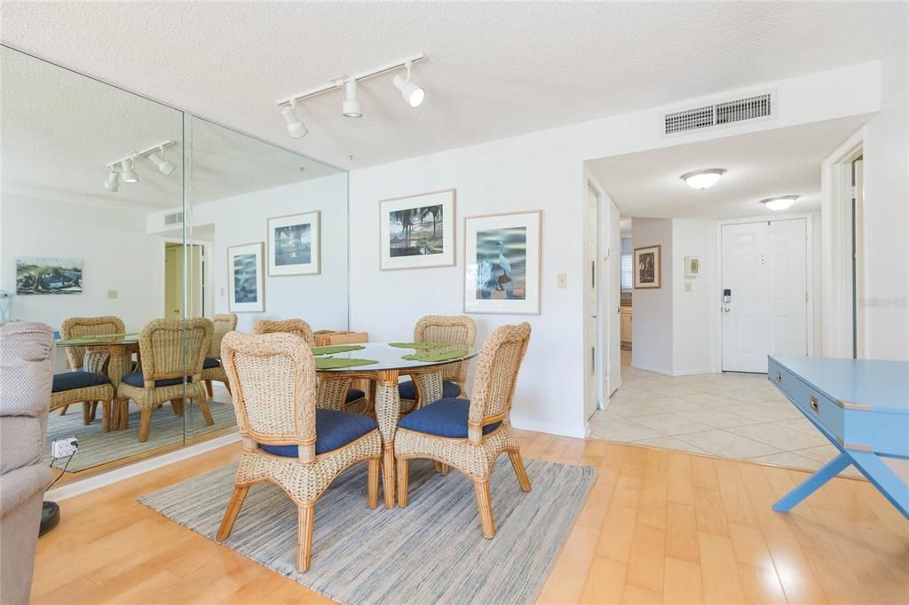 В аренду: $2,700 (2 спален, 2 ванн, 1075 Квадратных фут)