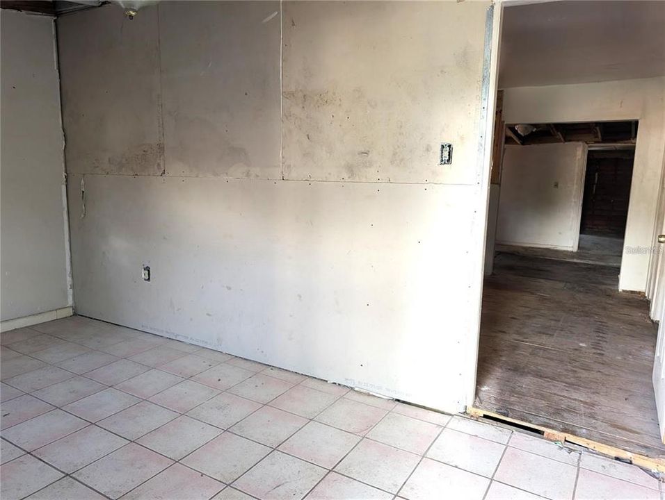 На продажу: $125,000 (2 спален, 1 ванн, 982 Квадратных фут)