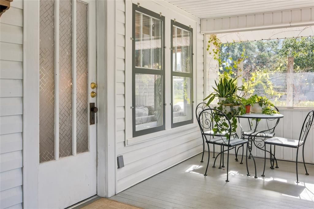 For Sale: $275,000 (2 beds, 1 baths, 806 Square Feet)