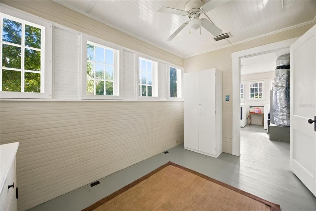 For Sale: $275,000 (2 beds, 1 baths, 806 Square Feet)