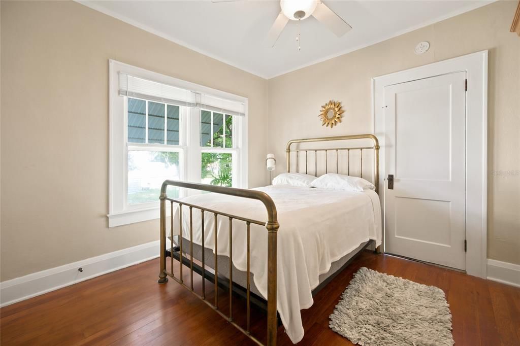 For Sale: $275,000 (2 beds, 1 baths, 806 Square Feet)