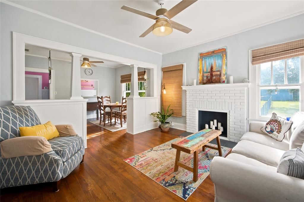For Sale: $275,000 (2 beds, 1 baths, 806 Square Feet)