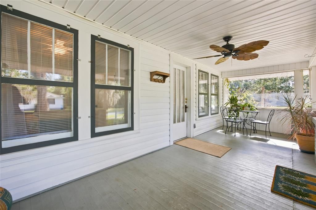 For Sale: $275,000 (2 beds, 1 baths, 806 Square Feet)