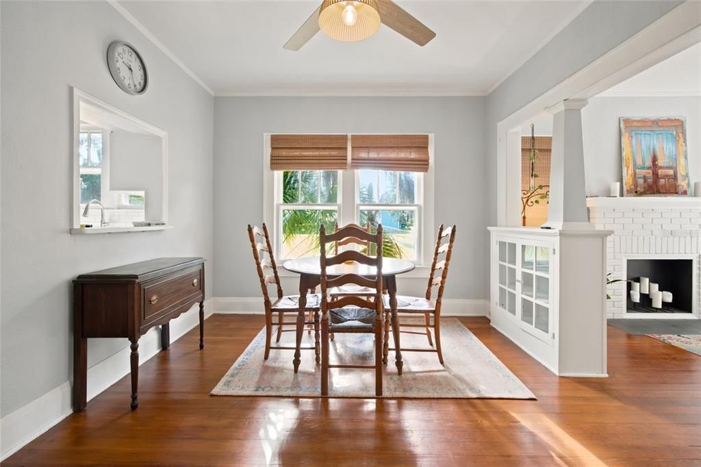 For Sale: $275,000 (2 beds, 1 baths, 806 Square Feet)
