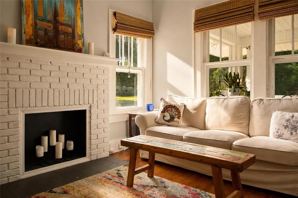 For Sale: $275,000 (2 beds, 1 baths, 806 Square Feet)