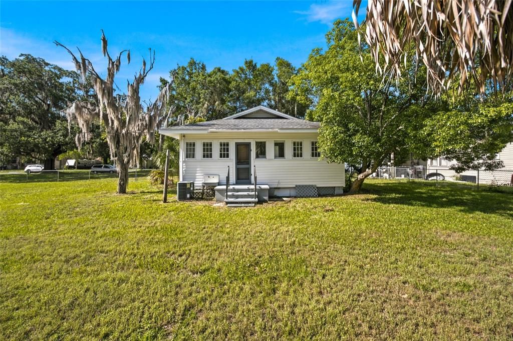 For Sale: $275,000 (2 beds, 1 baths, 806 Square Feet)