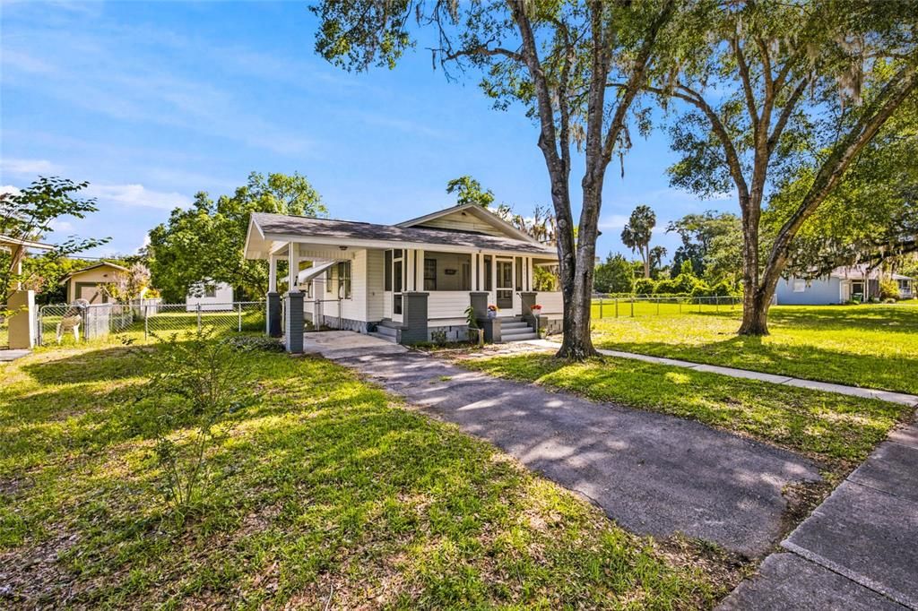 For Sale: $275,000 (2 beds, 1 baths, 806 Square Feet)