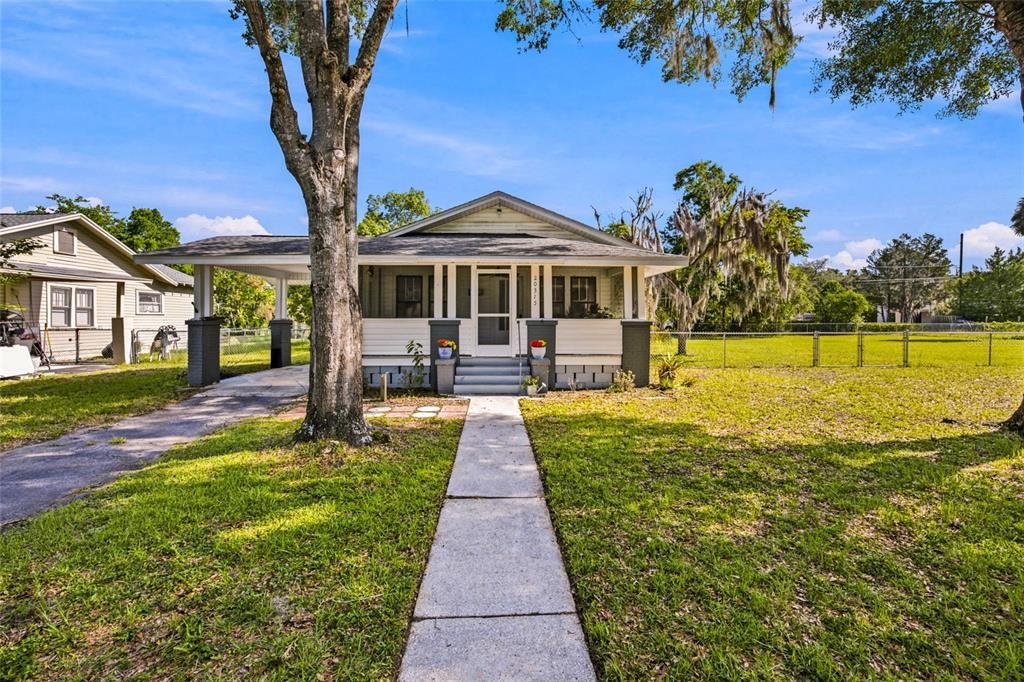 For Sale: $275,000 (2 beds, 1 baths, 806 Square Feet)