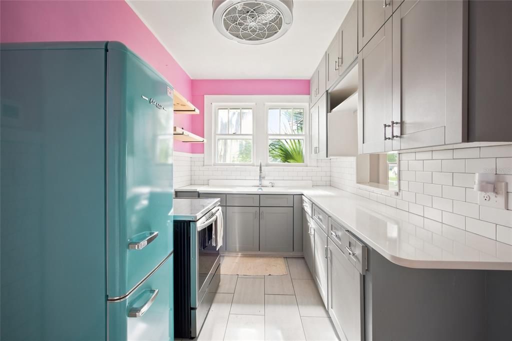 For Sale: $275,000 (2 beds, 1 baths, 806 Square Feet)
