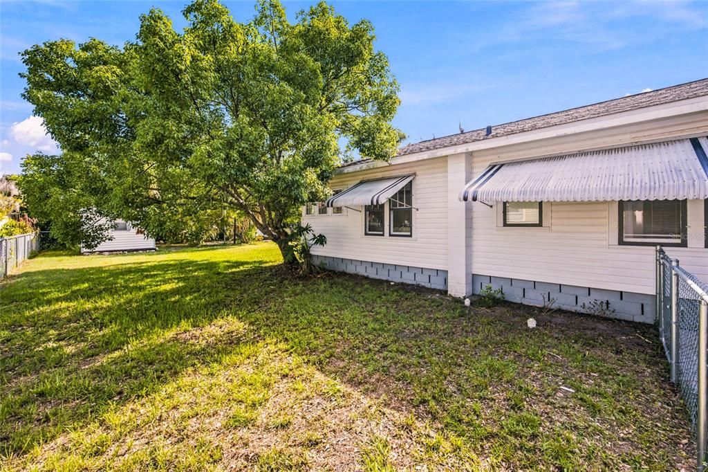 For Sale: $275,000 (2 beds, 1 baths, 806 Square Feet)