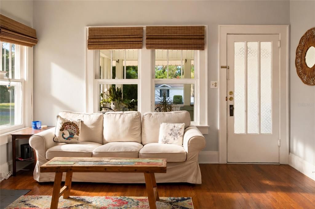 For Sale: $275,000 (2 beds, 1 baths, 806 Square Feet)