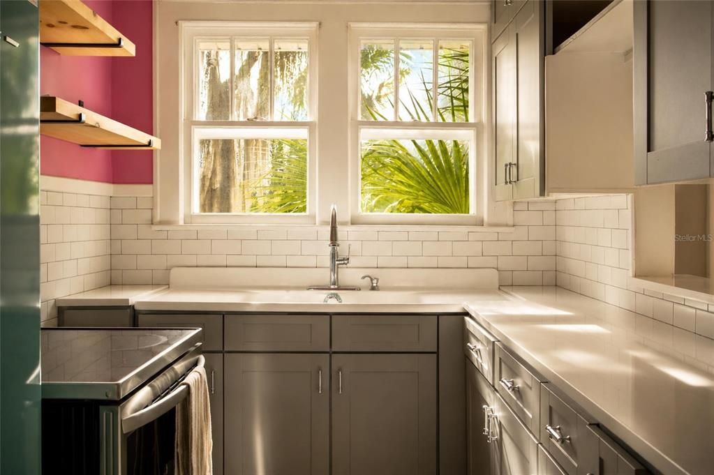 For Sale: $275,000 (2 beds, 1 baths, 806 Square Feet)