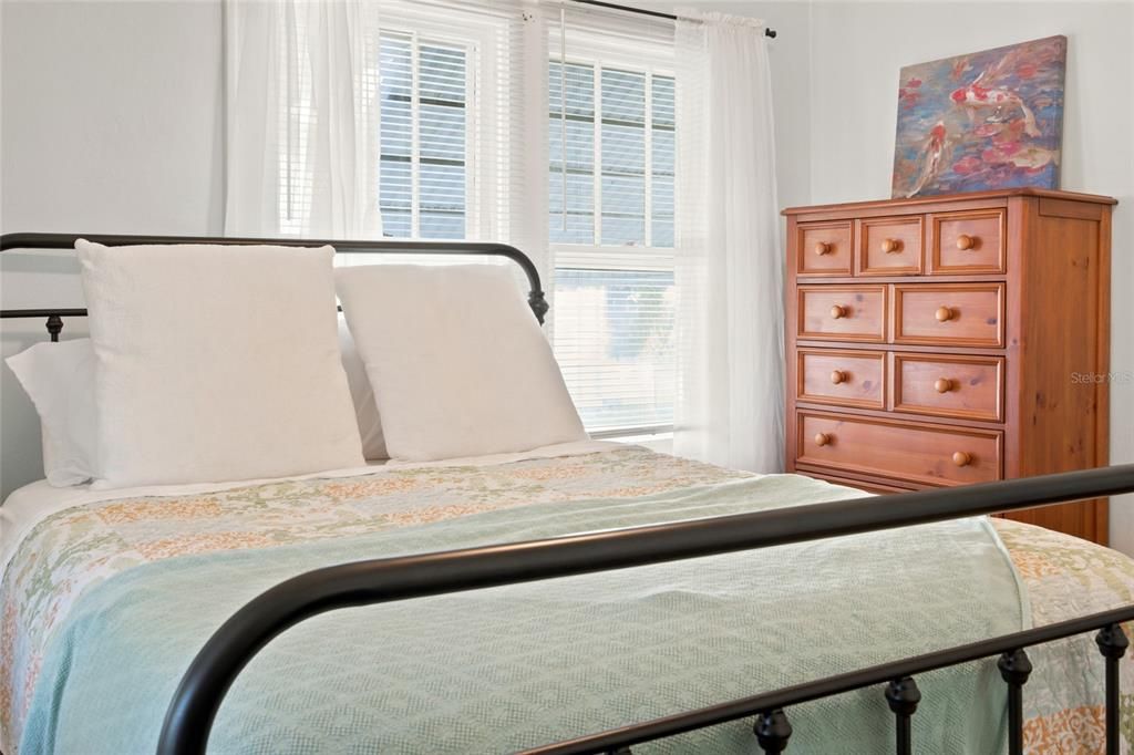 For Sale: $275,000 (2 beds, 1 baths, 806 Square Feet)