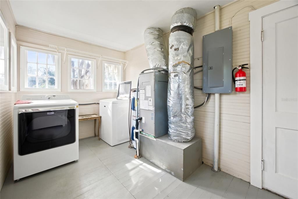 For Sale: $275,000 (2 beds, 1 baths, 806 Square Feet)