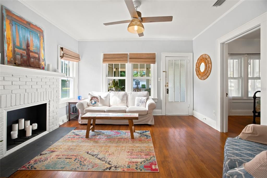 For Sale: $275,000 (2 beds, 1 baths, 806 Square Feet)