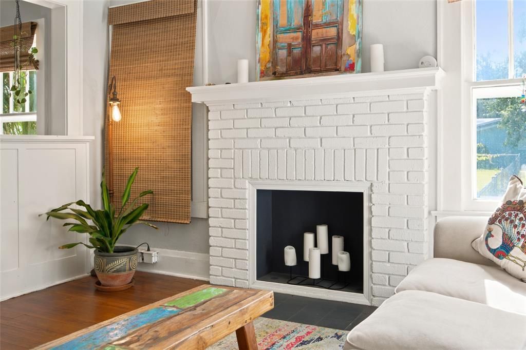 For Sale: $275,000 (2 beds, 1 baths, 806 Square Feet)