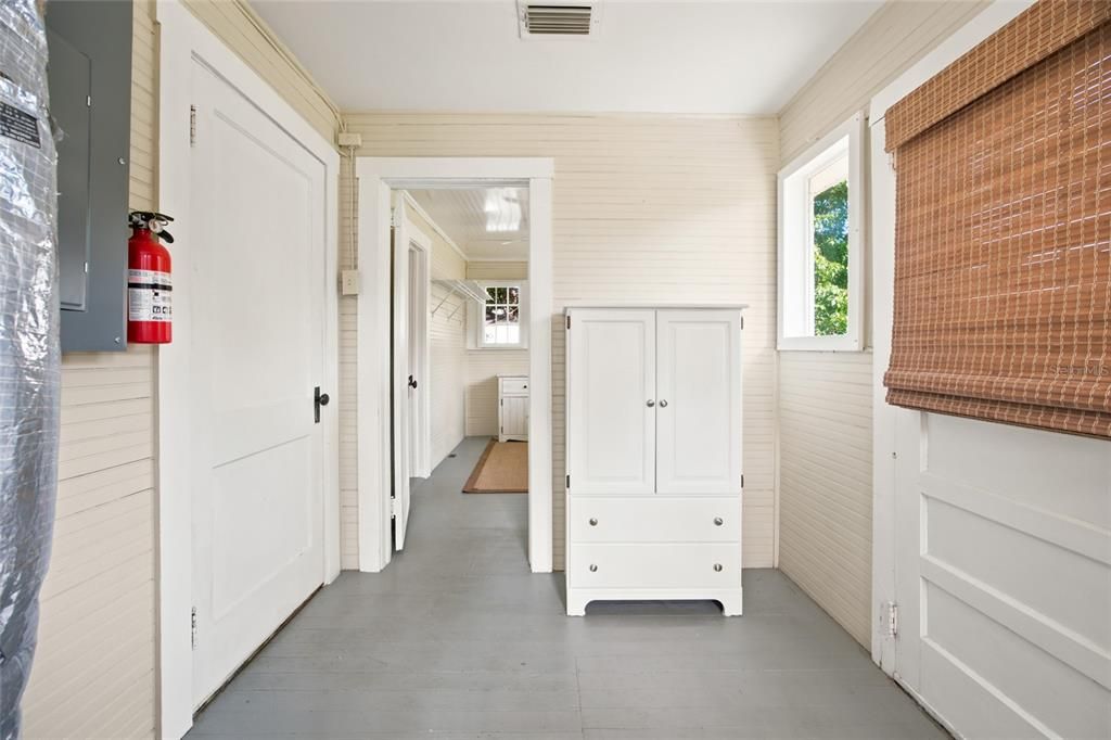 For Sale: $275,000 (2 beds, 1 baths, 806 Square Feet)